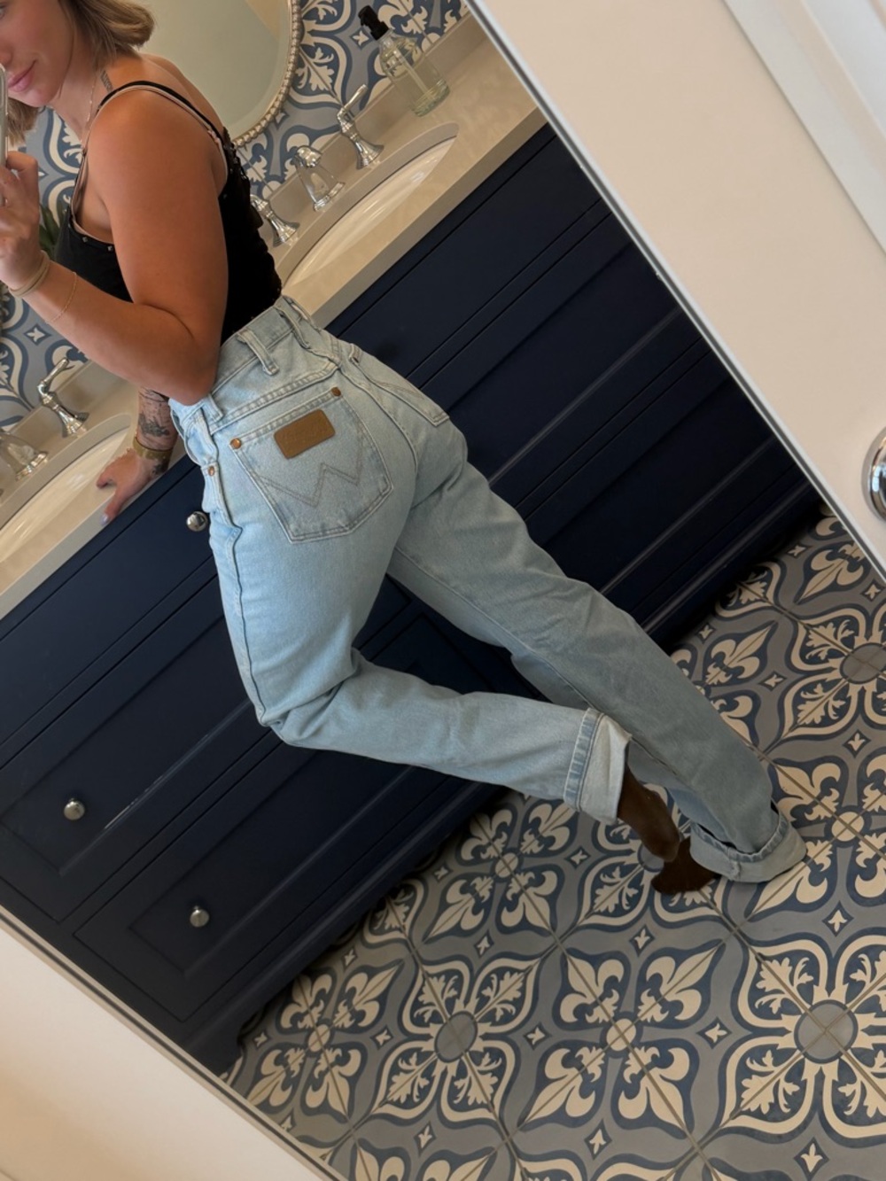 Wrangler Light Blue Relaxed Fit Men's Jeans - Picture 5 of 6